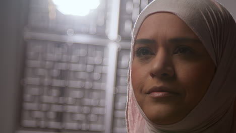 Studioporträt-Einer-Muslimischen-Frau-Mit-Hijab,-Die-In-Einer-Moschee-Oder-Zu-Hause-Betet-2